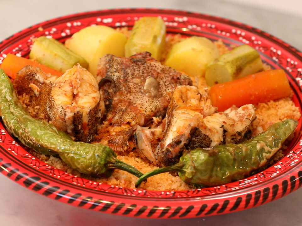 couscous de poisson diete mediterraneenne recette traditionnelle semoule legumes epices